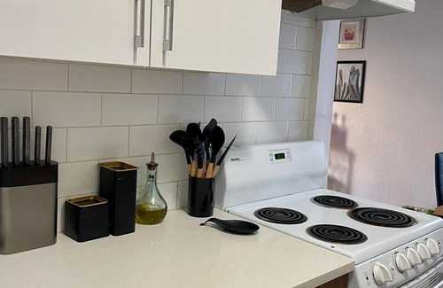 Kitsilano Apartment | Retro apartment in central Kitsilano, walking distance from the beach.