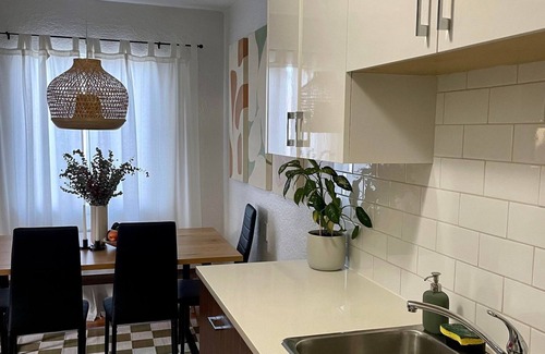 Kitsilano Apartment | Retro apartment in central Kitsilano, walking distance from the beach.