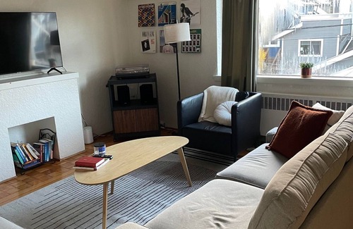 Kitsilano Apartment | Retro apartment in central Kitsilano, walking distance from the beach.