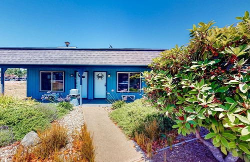 Bandon House | Retro beach experience with fast WiFI - walk to downtown shops & eateries