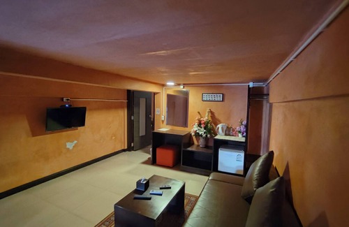 Chumphon Hotel | Retro Box Hotel