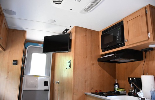 Chatham House | Retro Camper. A cozy stay in the country near Caney and Chatham Lakes