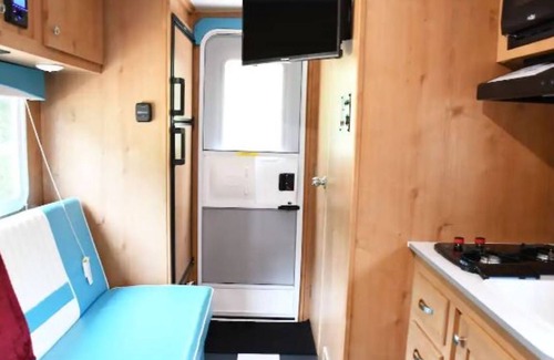 Chatham House | Retro Camper. A cozy stay in the country near Caney and Chatham Lakes