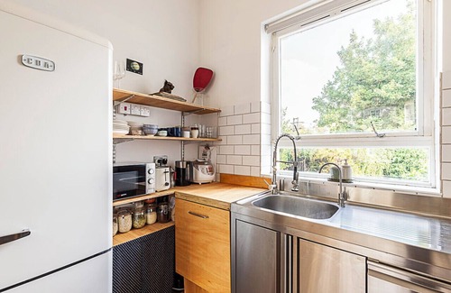 Stroud Green Apartment | Retro Charm and Modern Comforts
