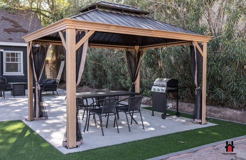 West Second Street Historic District House | Retro Charm, BBQ Fun and Fire Pit Nights