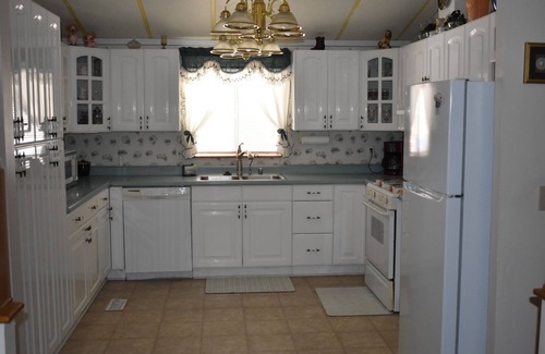 Holiday Shores House | Retro Charm Meets Home Comfort- 2BR/2BA Rivered Desert Retreat with Boat Parking