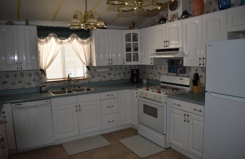 Holiday Shores House | Retro Charm Meets Home Comfort- 2BR/2BA Rivered Desert Retreat with Boat Parking