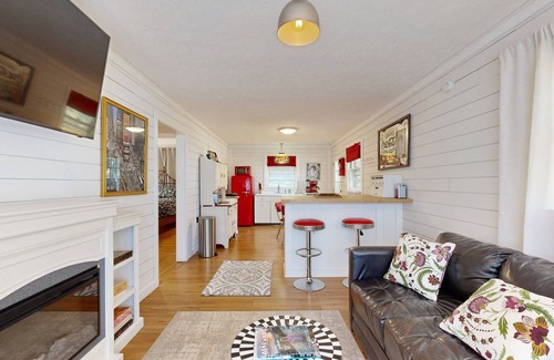 Bent Creek Apartment | Retro-chic 1920s style apartment near NC Arboretum & downtown Asheville
