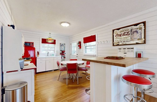 Bent Creek Apartment | Retro-chic 1920s style apartment near NC Arboretum & downtown Asheville