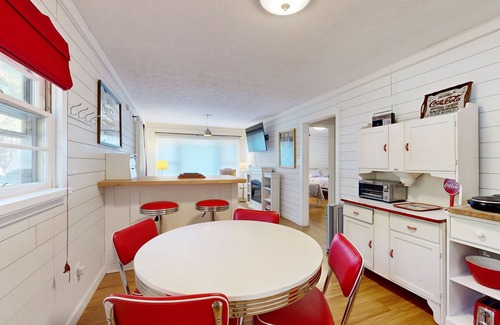 Bent Creek Apartment | Retro-chic 1920s style apartment near NC Arboretum & downtown Asheville