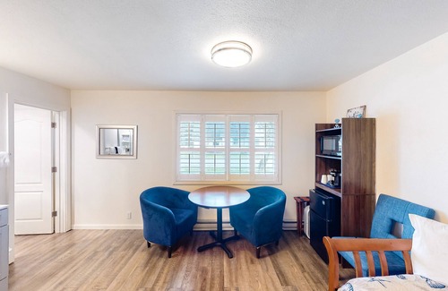 Bandon House | Retro-chic beach room with fast WiFI - walk to downtown shops & eateries