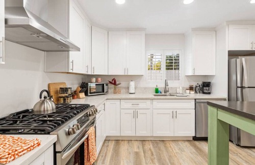 Loma Alta House | Retro Chic Hot Tub & Game Room, 10 Mins From Beach