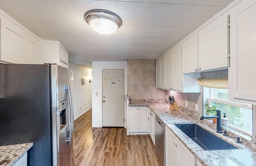 Bandon House | Retro-chic retreat near the beach with a fenced yard & deck, & washer/dryer