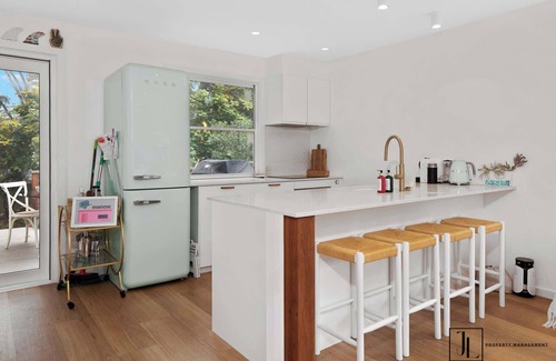 Mossy Point House | Retro Coastal Cottage | WiFi, Steps to Café