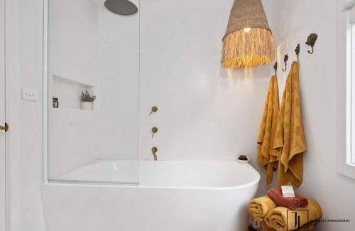 Mossy Point House | Retro Coastal Cottage