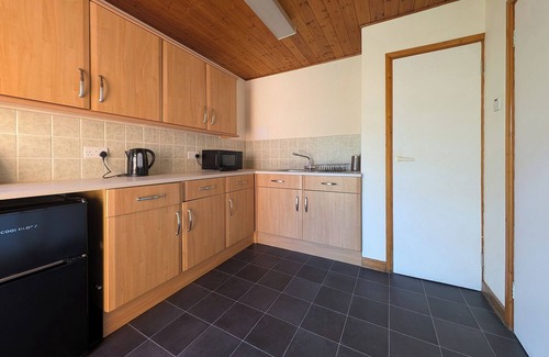 Rochford Cottage | Retro cottage, 4 beds, sunset garden, RSPB Wallasea views. Family nature retreat