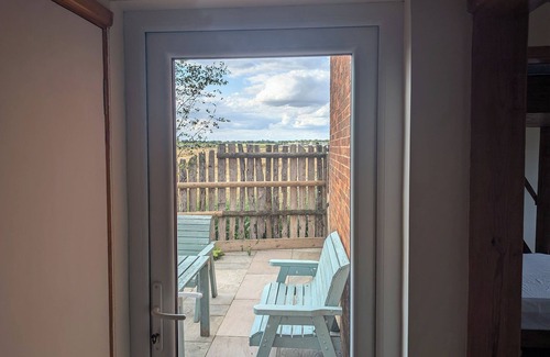 Rochford Cottage | Retro cottage, 4 beds, sunset garden, RSPB Wallasea views. Family nature retreat
