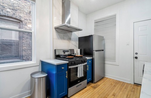 North Center House | Retro Disco Cowboy Fun, Walk to Wrigley, Restaurants/Bars! 15 mins to downtown!