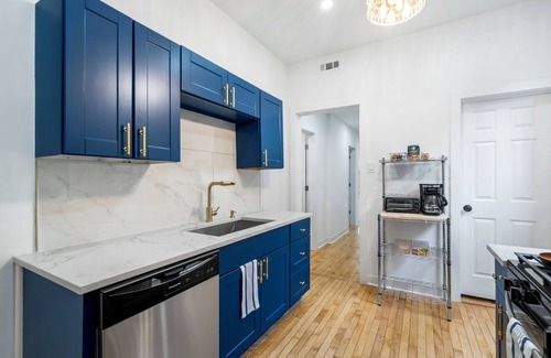 North Center House | Retro Disco Cowboy Fun, Walk to Wrigley, Restaurants/Bars! 15 mins to downtown!
