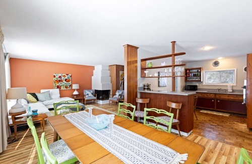 Rochester House | *Retro Fun* 3 BDRM - Sleeps 5 - Pet Friendly!