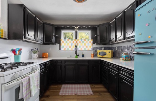 Independence House | Retro Funky Stay less than 10 minutes from Arrowhead!