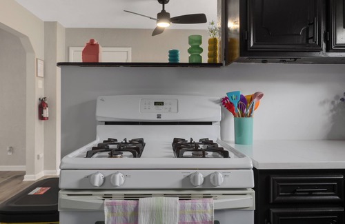 Independence House | Retro Funky Stay less than 10 minutes from Arrowhead!