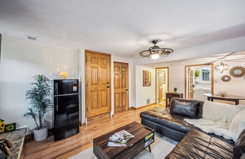 Lakewood Apartment | Retro Guest Suite with private Hot Tub 10 min to Red Rocks, Denver, and Golden.