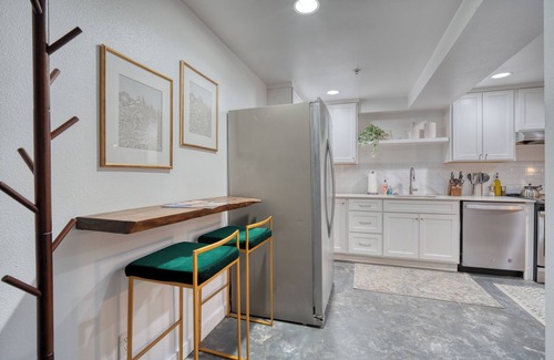 Sullivan's Gulch Apartment | Retro Hideaway Trendy Location 2BR Sleeps 4