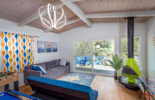 Three Rivers House | Retro House on the River !