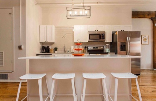 River Market Apartment | Retro Loft Spacious Street Car Access RiverMarket