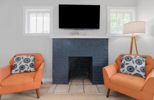 Bristol House | Retro Mid-Mod Gem in Bristol * Fully Renovated