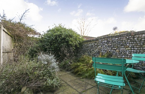 Sandwich Cottage | Retro Modern Cottage In The Heart Of Sandwich; 5 Mins Drive To Sandwich Bay