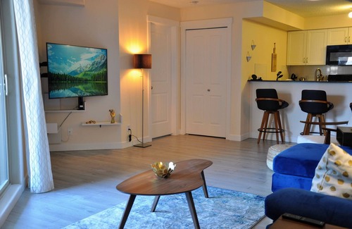 East Kootenay Apartment | Retro Modern Renovated New Furniture 2BD/2BTH