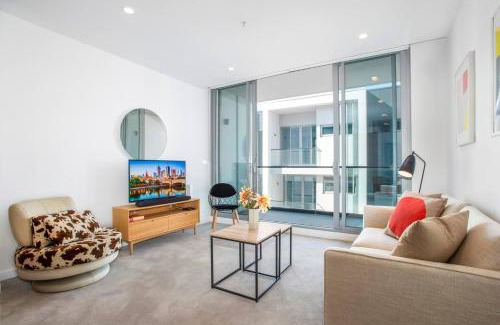 Doncaster Apartment | Retro Modern with Pool near Westfield Doncaster