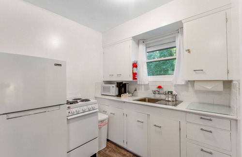 Nahcotta House | Retro motel suite close to Willapa Bay with WiFi, firepit & full kitchen