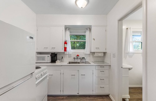 Nahcotta House | Retro motel suite close to Willapa Bay with WiFi, firepit & full kitchen