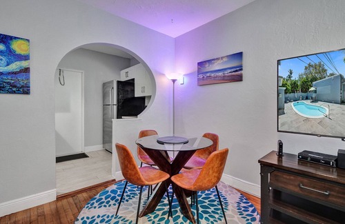 Victoria Park Apartment | Retro Oasis by Las Olas