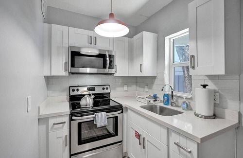 Victoria Park Apartment | Retro Oasis by Las Olas