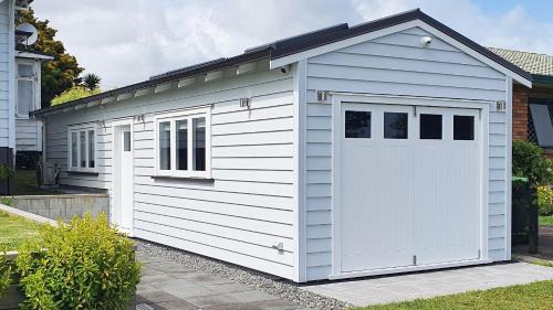 Papakura House | Retro on Queen, Papakura