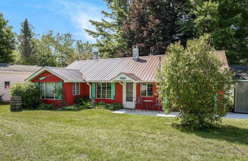 Honor House | Retro on the River