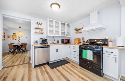 Holland House | Retro Quirky 4BR NE Minneapolis House near UMN, US Bank & Huntington Stadiums