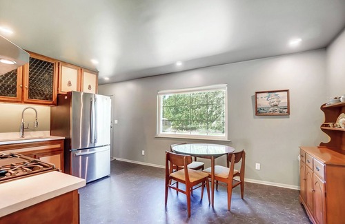 Van Wert House | Retro Refuge On Woodstock Dr.