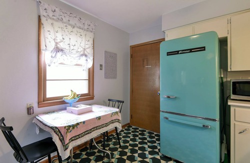 Pittsburg House | Retro rental within walking distance of PSU