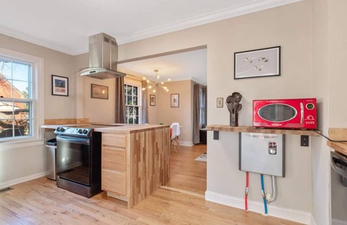 East Raleigh House | Retro Retreat | 2BR + King Bed, Porch & Fire Pit