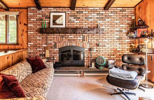 Hensonville House | Retro Retreat Charming Home with Hot Tub & Fire Pit