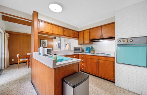 Clearwater House | Retro Retreat - ⭐Close to the Beach! ⭐ Great Rates!