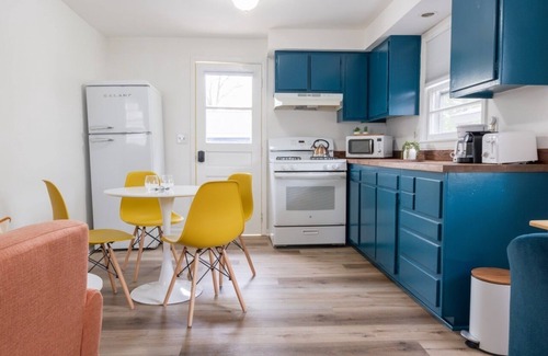 Lincoln Park House | Retro Retreat: renovated 2BR, desk, no chore list!