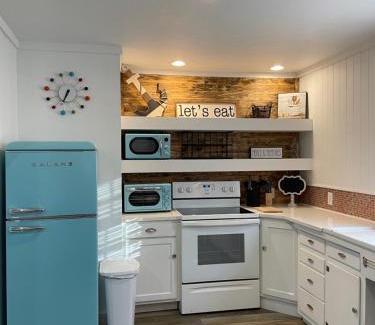 Avinger House | Retro Retreat