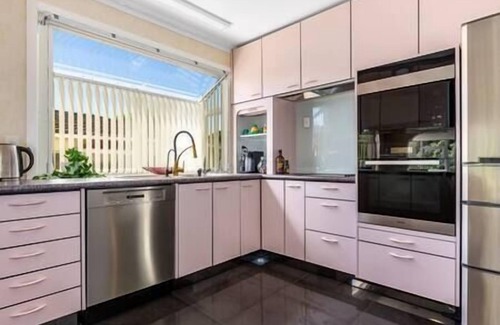 Whitby House | Retro retreat with style!