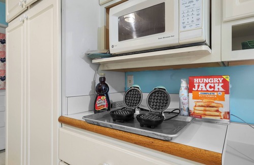 Donelson House | Retro Retreat with Waffles! Private/Close to BNA